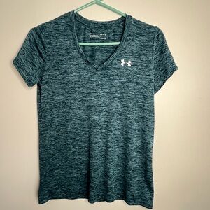 Women’s Under Armour v-neck shirt Small